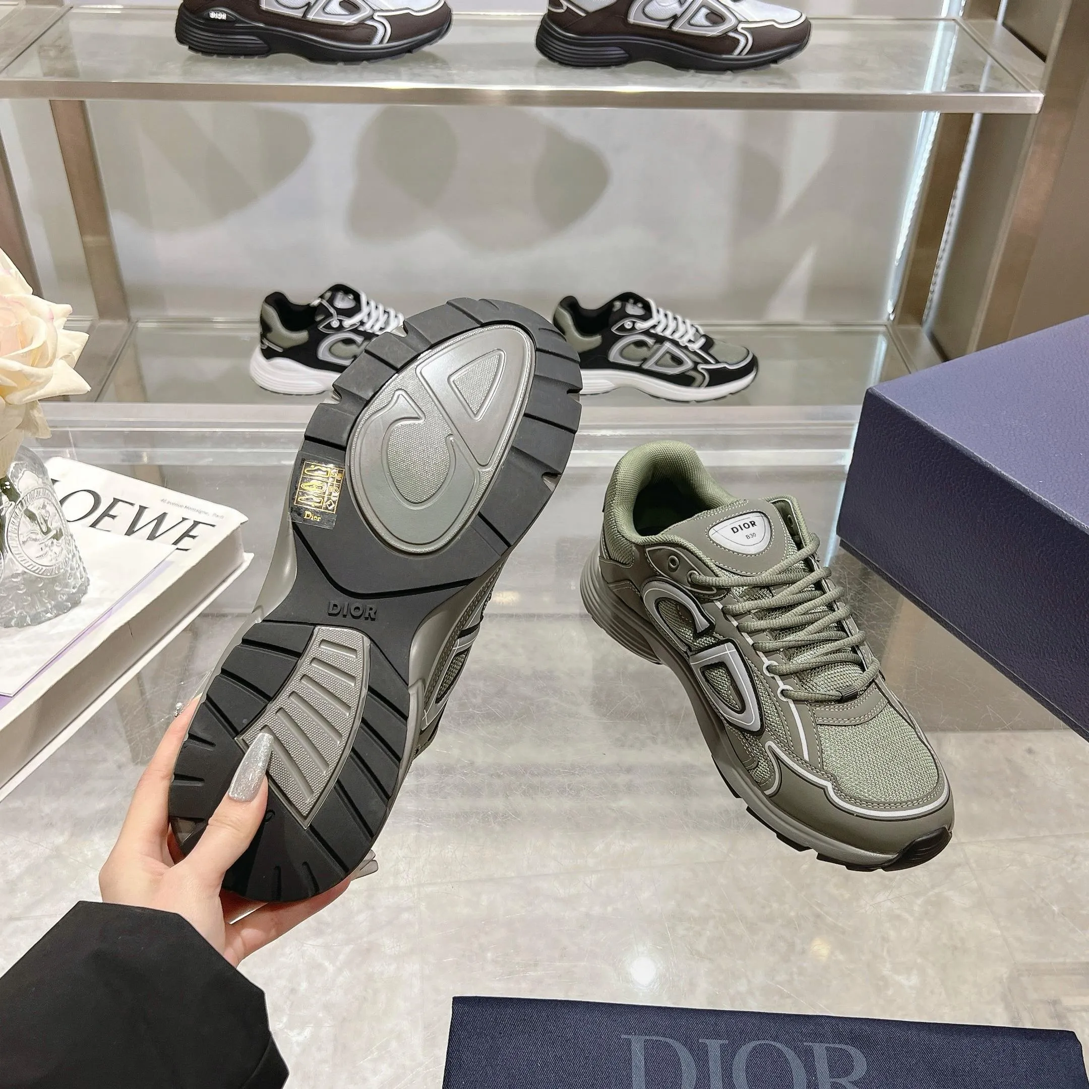 👟👟Ex-factory price 520👟👟 H612 high version B30 low-top sneakers are one of the flagship styles of this series. Crafted from mesh and technical fabrics, it's finished with a reflective 'CD30' graphic and 'DIOR B30' and 'CD30' logos on the heel and tongue. The extra-light, sculpted rubber sole adds style with signature accents, while internal stretch details create ideal comfort. Can be paired with a variety of casual looks to show a fashionable, modern and sporty style. ✅Size: 35-47 (45-46-47 customized, non-returnable and non-exchangeable) ✅Sole material: Original ultra-light IP sole ✅Packaging: Brand new counter packaging